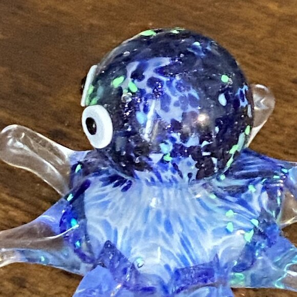 Dynasty Gallery Blue Art‎ Glass Octopus Glow in the Dark Paperweight Figurine - Picture 11 of 11